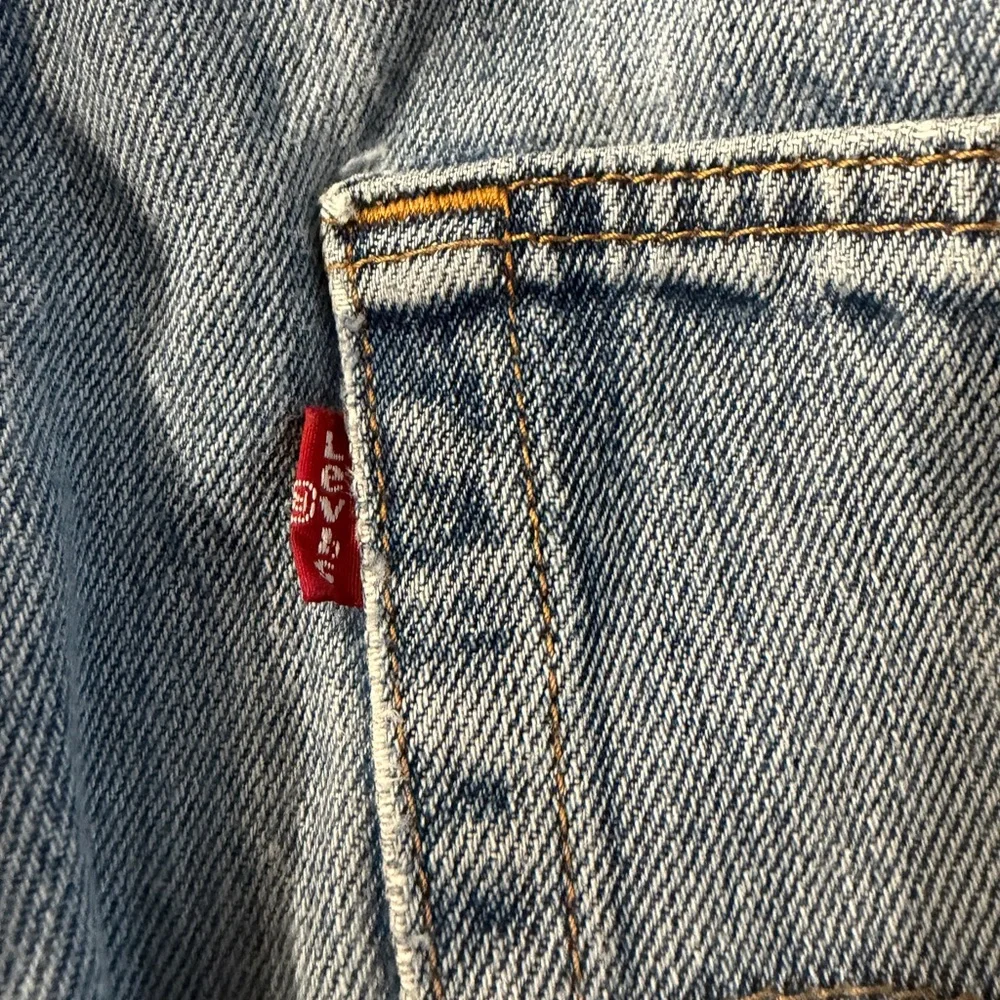 Levi’s 501 Light Wash Distressed Jeans Men’s W35 L32